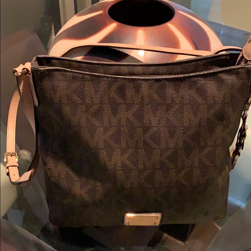 Signature print Michael KORS Crossbody 🥰